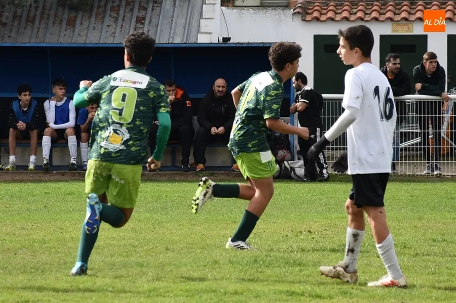Foto 5 - &Aacute;lex S&aacute;nchez firma un p&oacute;ker en el paso triunfal del Cadete del Ciudad Rodrigo por el Francisco Mateos