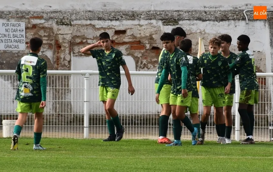 Foto 6 - &Aacute;lex S&aacute;nchez firma un p&oacute;ker en el paso triunfal del Cadete del Ciudad Rodrigo por el Francisco Mateos