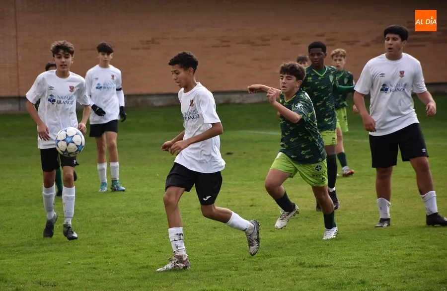 Foto 7 - &Aacute;lex S&aacute;nchez firma un p&oacute;ker en el paso triunfal del Cadete del Ciudad Rodrigo por el Francisco Mateos