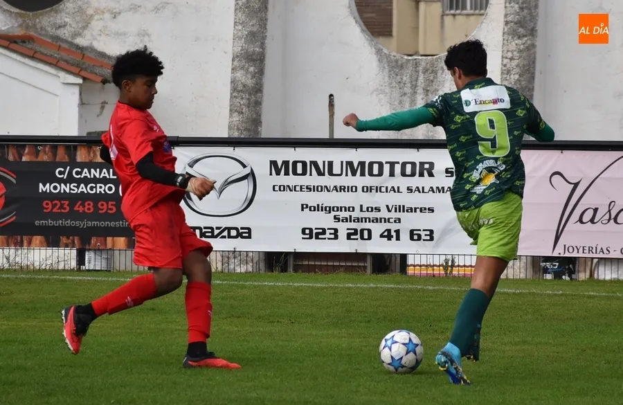 Foto 8 - &Aacute;lex S&aacute;nchez firma un p&oacute;ker en el paso triunfal del Cadete del Ciudad Rodrigo por el Francisco Mateos