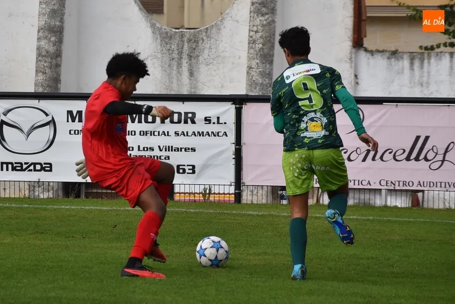 Foto 9 - &Aacute;lex S&aacute;nchez firma un p&oacute;ker en el paso triunfal del Cadete del Ciudad Rodrigo por el Francisco Mateos