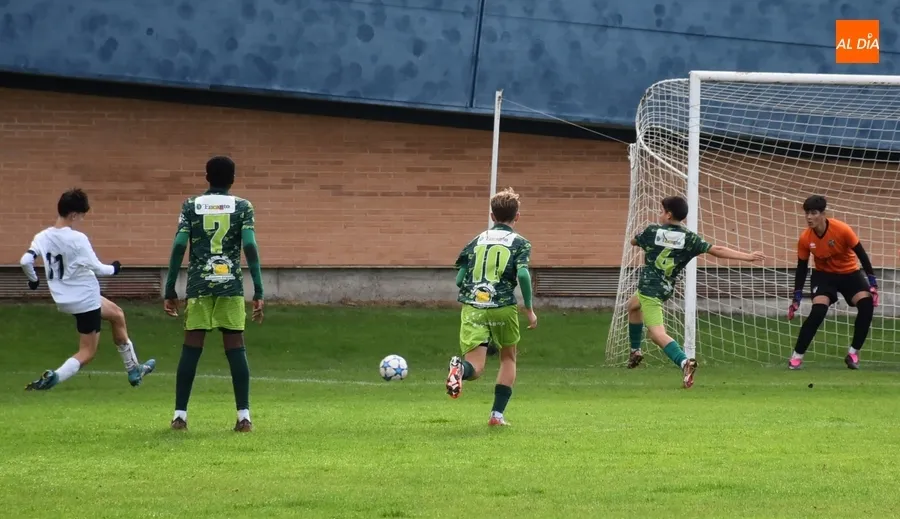 Foto 10 - &Aacute;lex S&aacute;nchez firma un p&oacute;ker en el paso triunfal del Cadete del Ciudad Rodrigo por el Francisco Mateos