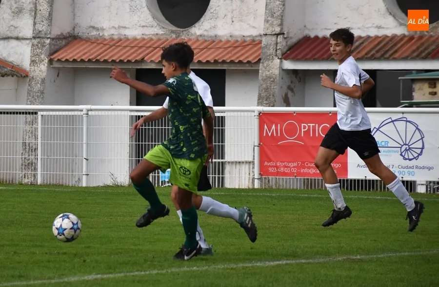 Foto 11 - &Aacute;lex S&aacute;nchez firma un p&oacute;ker en el paso triunfal del Cadete del Ciudad Rodrigo por el Francisco Mateos