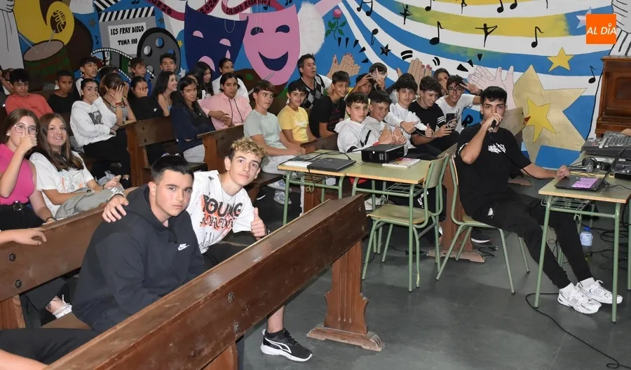 Foto 3 - Triunfal visita de Balaclavx al IES Fray Diego Tadeo