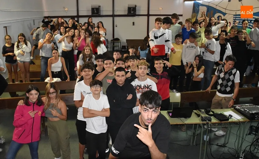 Foto 4 - Triunfal visita de Balaclavx al IES Fray Diego Tadeo