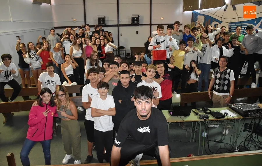 Foto 5 - Triunfal visita de Balaclavx al IES Fray Diego Tadeo