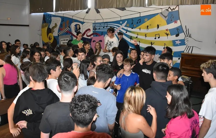 Foto 6 - Triunfal visita de Balaclavx al IES Fray Diego Tadeo