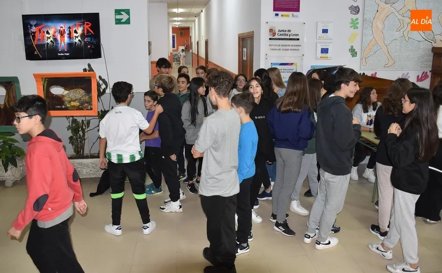Foto 2 - Los alumnos British del IES Tierra compiten por un premio con motivo de Halloween