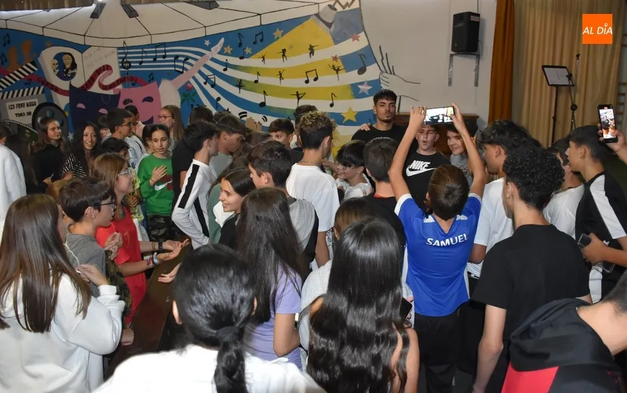 Foto 8 - Triunfal visita de Balaclavx al IES Fray Diego Tadeo