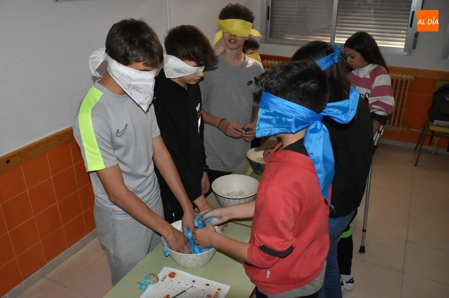 Foto 6 - Los alumnos British del IES Tierra compiten por un premio con motivo de Halloween