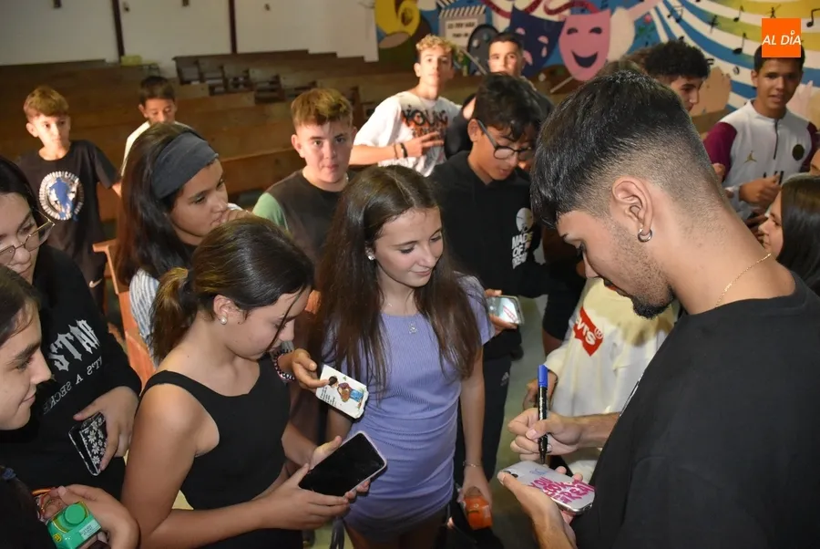 Foto 11 - Triunfal visita de Balaclavx al IES Fray Diego Tadeo