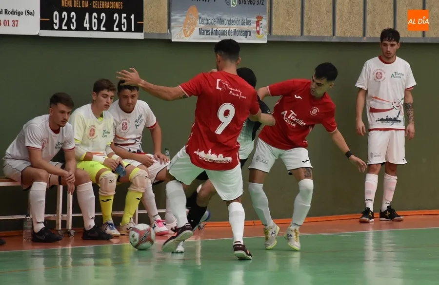 Foto 8 - El III Senior canta por fin victoria ante Cistierna sobreponi&eacute;ndose a una mala 1&ordf; parte y a las lesiones
