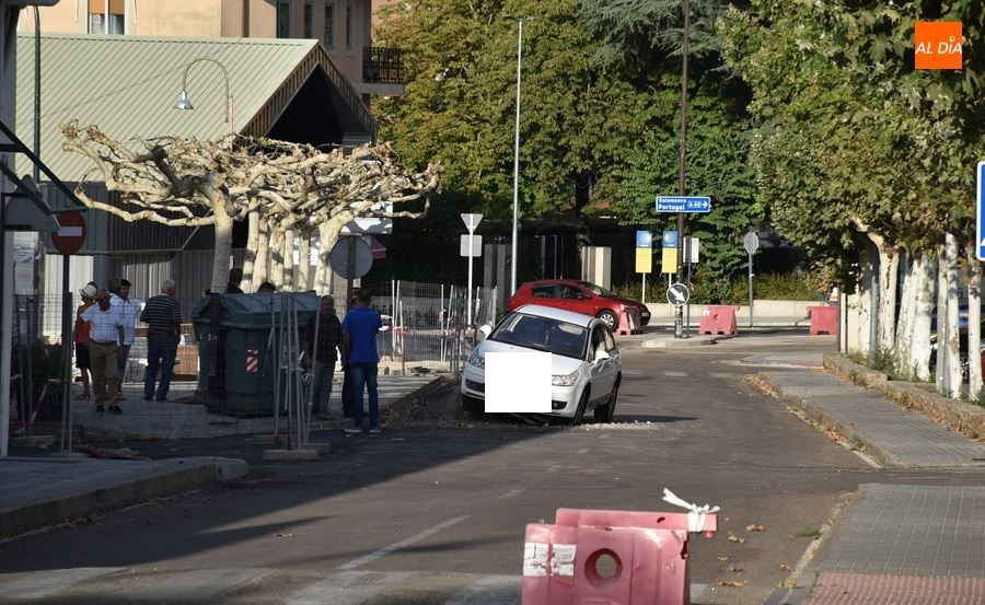 Foto 2 - Un montón de escombros sin señalizar provoca un accidente en la Avenida de Yurramendi
