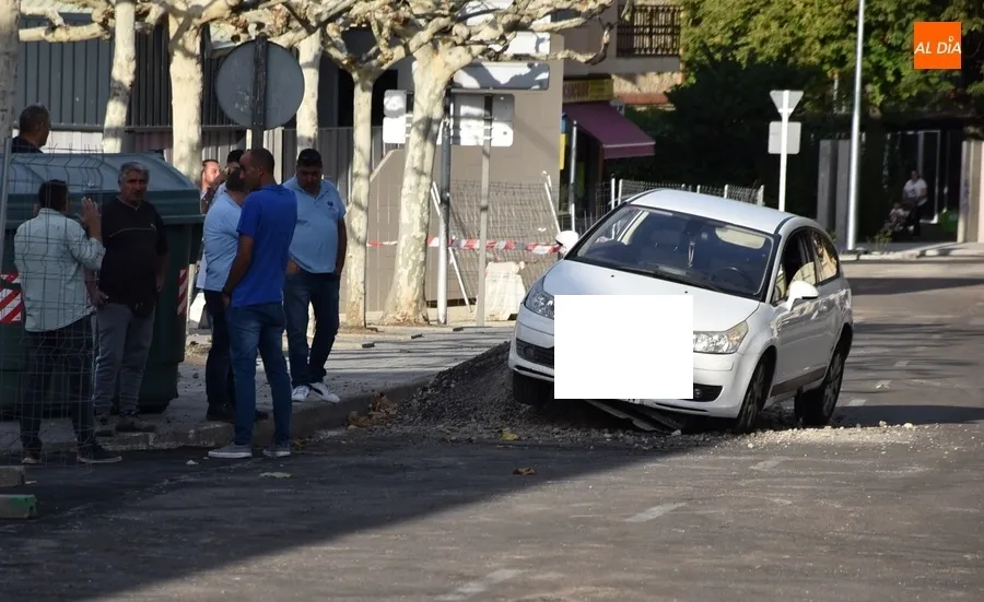 Foto 3 - Un mont&oacute;n de escombros sin se&ntilde;alizar provoca un accidente en la Avenida de Yurramendi