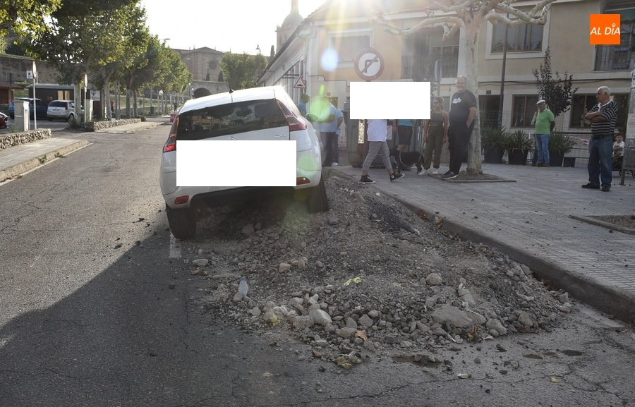 Un mont&oacute;n de escombros sin se&ntilde;alizar provoca un accidente en la Avenida de Yurramendi