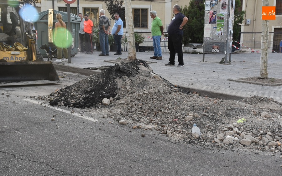 Foto 4 - Un montón de escombros sin señalizar provoca un accidente en la Avenida de Yurramendi
