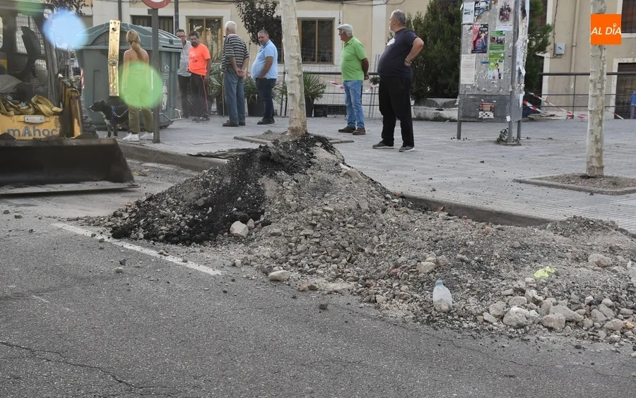 Foto 4 - Un mont&oacute;n de escombros sin se&ntilde;alizar provoca un accidente en la Avenida de Yurramendi