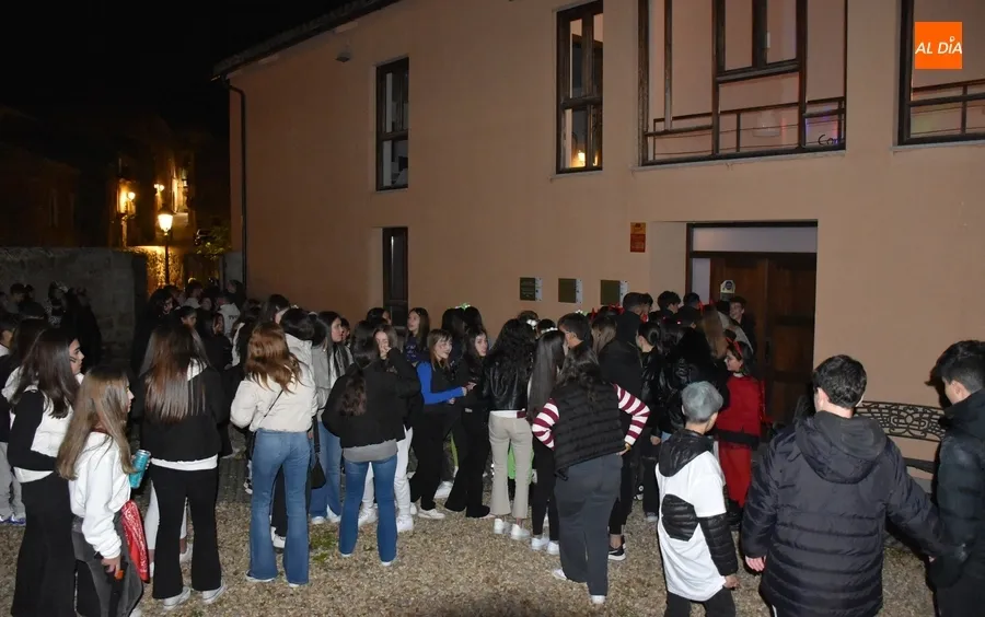 Foto 2 - Notable inter&eacute;s de los j&oacute;venes en resolver la muerte del Conde Gonzalo de Aguilera