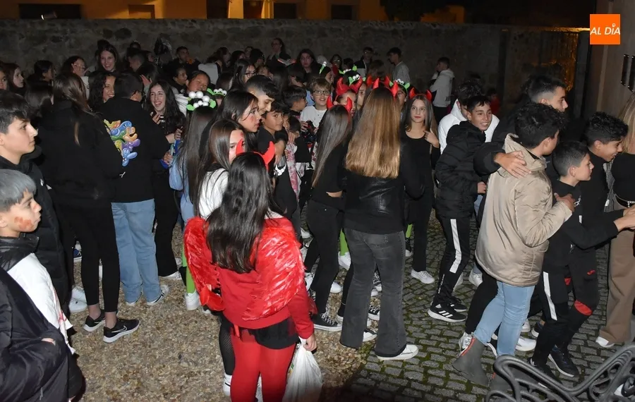 Foto 3 - Notable inter&eacute;s de los j&oacute;venes en resolver la muerte del Conde Gonzalo de Aguilera