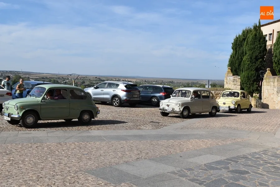 Foto 2 - M&aacute;s de medio centenar de Seat 600 visitan Ciudad Rodrigo