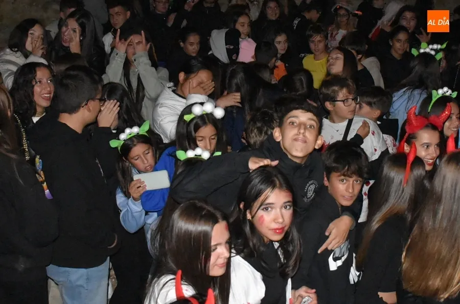 Foto 4 - Notable inter&eacute;s de los j&oacute;venes en resolver la muerte del Conde Gonzalo de Aguilera