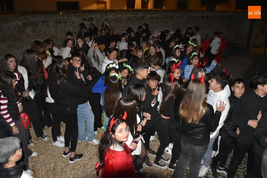 Foto 5 - Notable inter&eacute;s de los j&oacute;venes en resolver la muerte del Conde Gonzalo de Aguilera