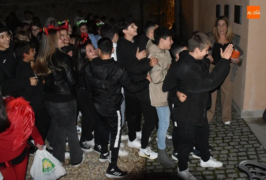 Foto 7 - Notable inter&eacute;s de los j&oacute;venes en resolver la muerte del Conde Gonzalo de Aguilera