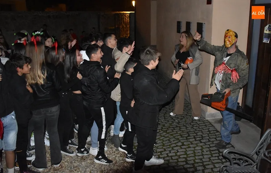 Foto 8 - Notable inter&eacute;s de los j&oacute;venes en resolver la muerte del Conde Gonzalo de Aguilera