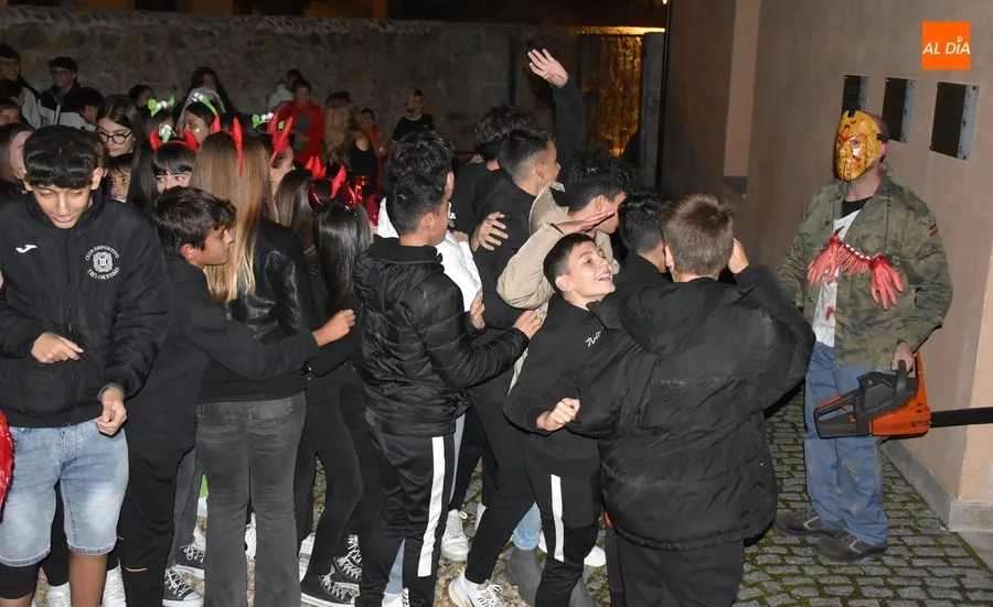 Foto 9 - Notable inter&eacute;s de los j&oacute;venes en resolver la muerte del Conde Gonzalo de Aguilera