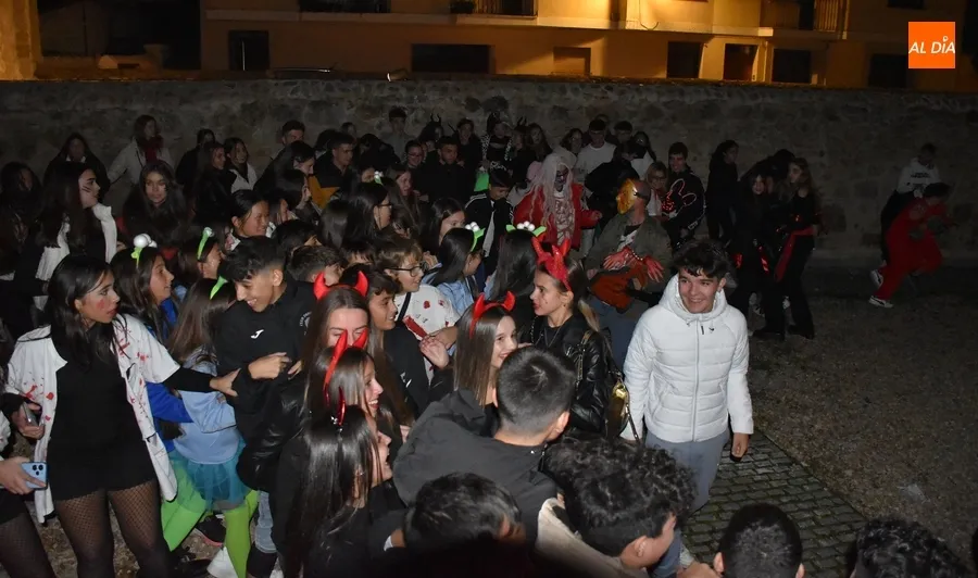 Foto 10 - Notable inter&eacute;s de los j&oacute;venes en resolver la muerte del Conde Gonzalo de Aguilera