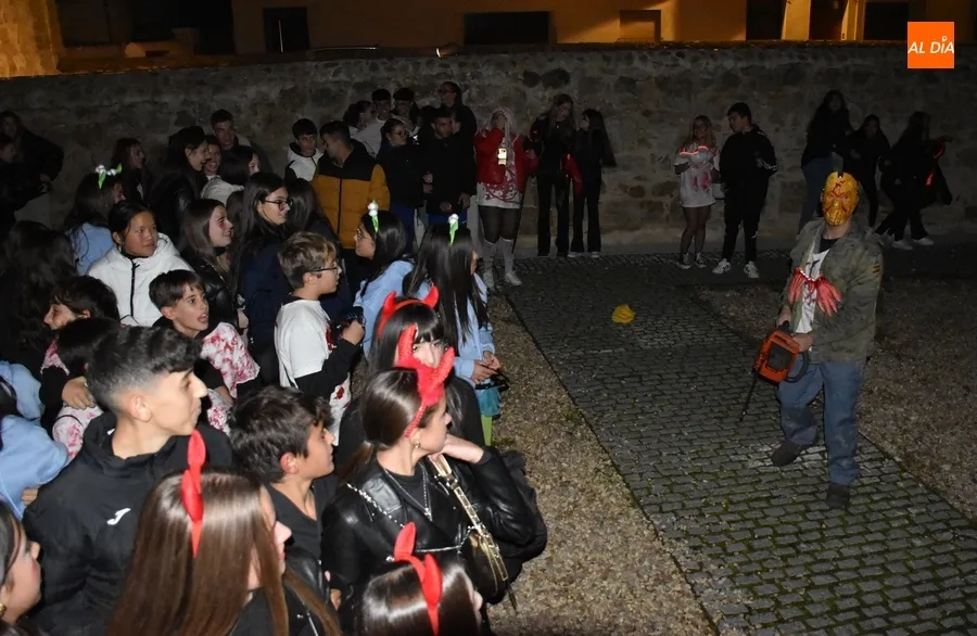 Foto 11 - Notable inter&eacute;s de los j&oacute;venes en resolver la muerte del Conde Gonzalo de Aguilera