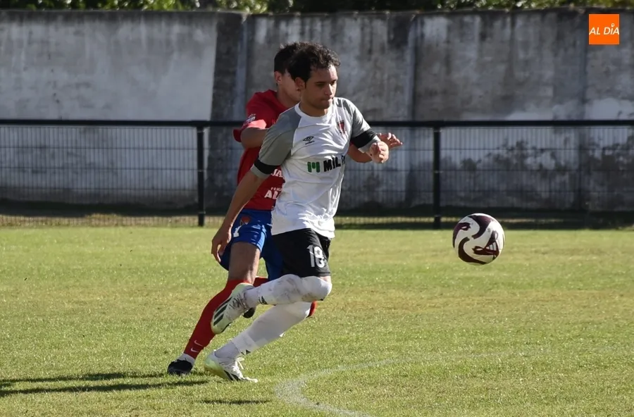 Foto 2 - Un doblete de Alberto Garc&iacute;a en la 1&ordf; parte resuelve el duelo del Ciudad Rodrigo ante Benavente