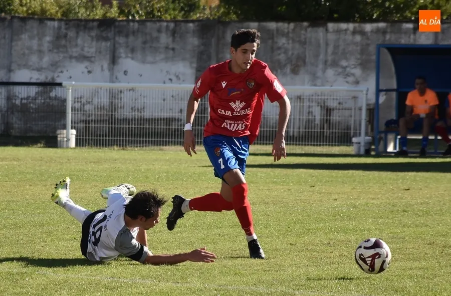 Foto 3 - Un doblete de Alberto Garc&iacute;a en la 1&ordf; parte resuelve el duelo del Ciudad Rodrigo ante Benavente