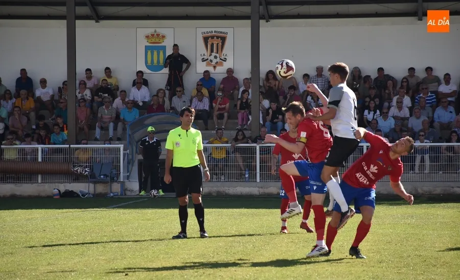 Foto 4 - Un doblete de Alberto Garc&iacute;a en la 1&ordf; parte resuelve el duelo del Ciudad Rodrigo ante Benavente