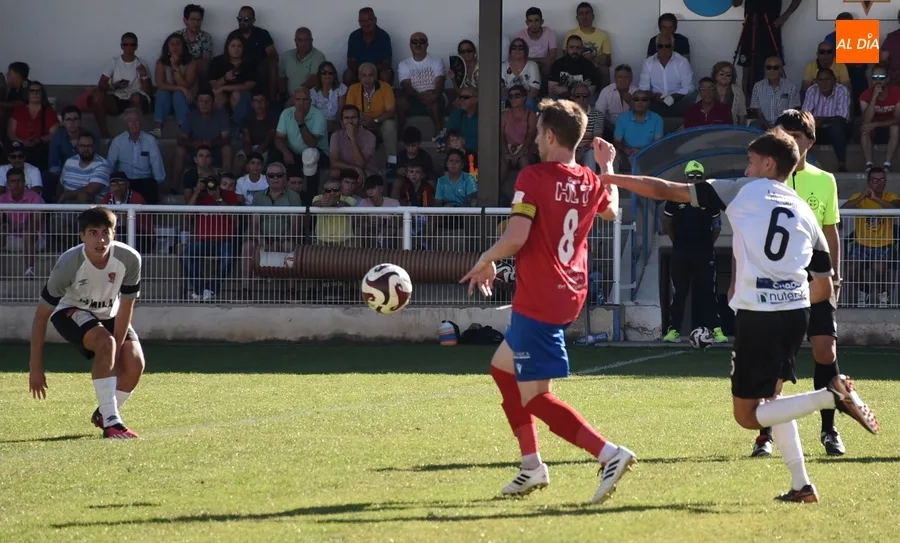 Foto 5 - Un doblete de Alberto Garc&iacute;a en la 1&ordf; parte resuelve el duelo del Ciudad Rodrigo ante Benavente