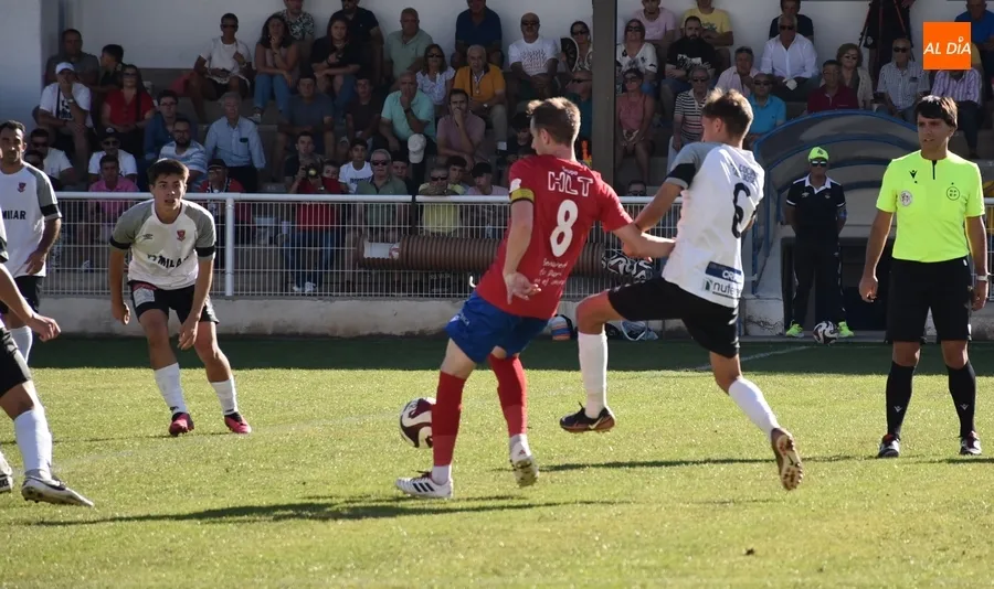 Foto 6 - Un doblete de Alberto Garc&iacute;a en la 1&ordf; parte resuelve el duelo del Ciudad Rodrigo ante Benavente