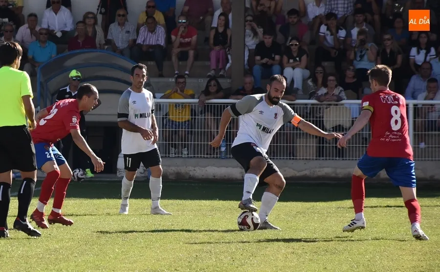 Foto 7 - Un doblete de Alberto Garc&iacute;a en la 1&ordf; parte resuelve el duelo del Ciudad Rodrigo ante Benavente