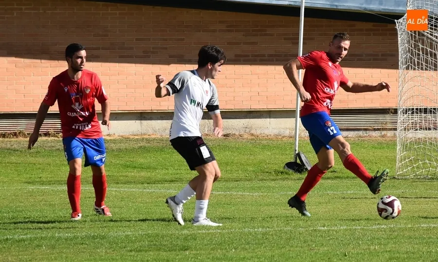Foto 8 - Un doblete de Alberto Garc&iacute;a en la 1&ordf; parte resuelve el duelo del Ciudad Rodrigo ante Benavente