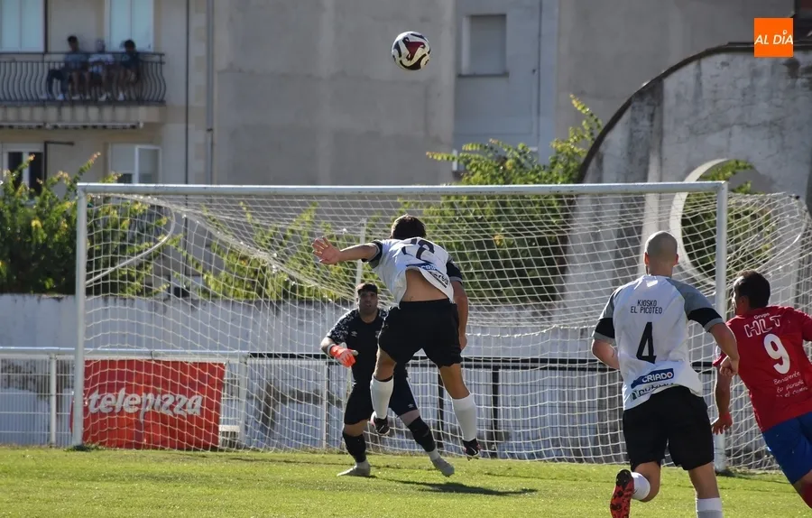 Foto 9 - Un doblete de Alberto Garc&iacute;a en la 1&ordf; parte resuelve el duelo del Ciudad Rodrigo ante Benavente