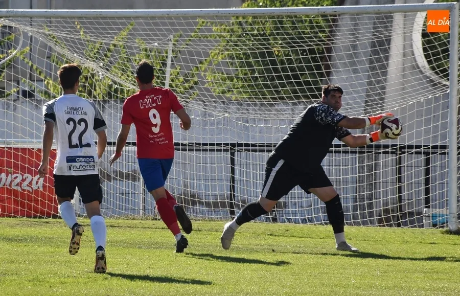 Foto 10 - Un doblete de Alberto Garc&iacute;a en la 1&ordf; parte resuelve el duelo del Ciudad Rodrigo ante Benavente