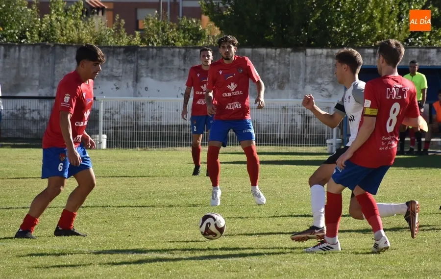 Foto 11 - Un doblete de Alberto Garc&iacute;a en la 1&ordf; parte resuelve el duelo del Ciudad Rodrigo ante Benavente