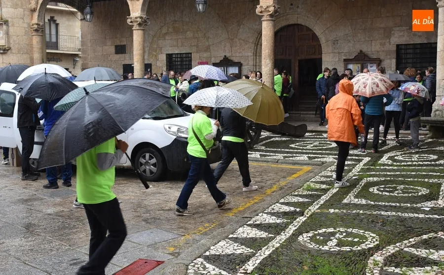 Foto 2 - Casi 300 personas participan en el estreno pasado por agua de la Marcha contra el c&aacute;ncer