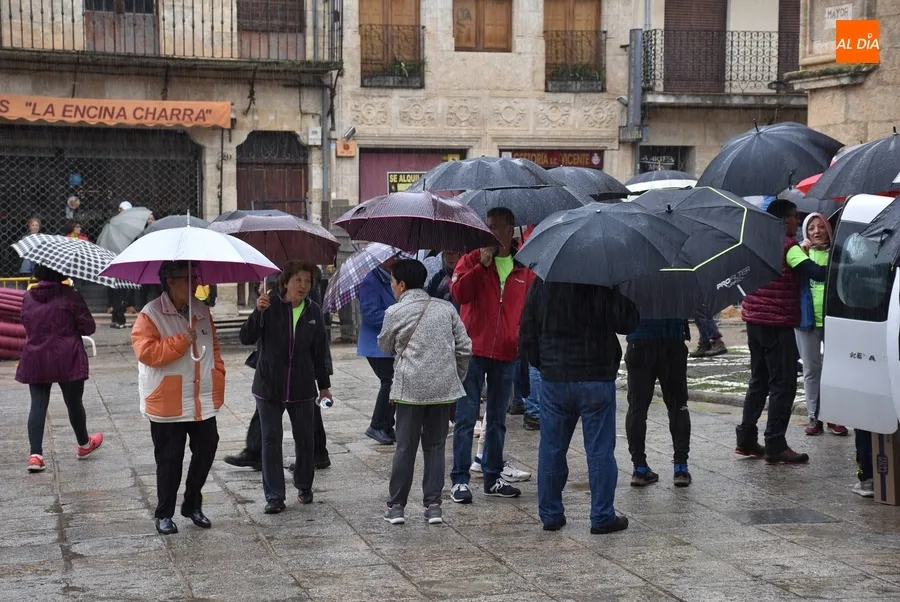 Foto 3 - Casi 300 personas participan en el estreno pasado por agua de la Marcha contra el c&aacute;ncer