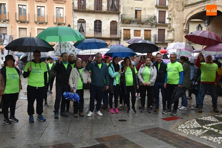Foto 4 - Casi 300 personas participan en el estreno pasado por agua de la Marcha contra el c&aacute;ncer