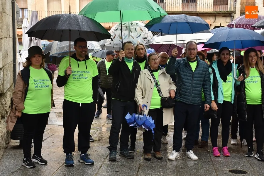 Foto 5 - Casi 300 personas participan en el estreno pasado por agua de la Marcha contra el c&aacute;ncer