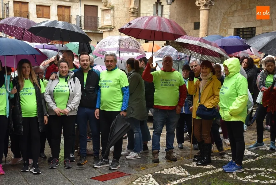Foto 6 - Casi 300 personas participan en el estreno pasado por agua de la Marcha contra el c&aacute;ncer