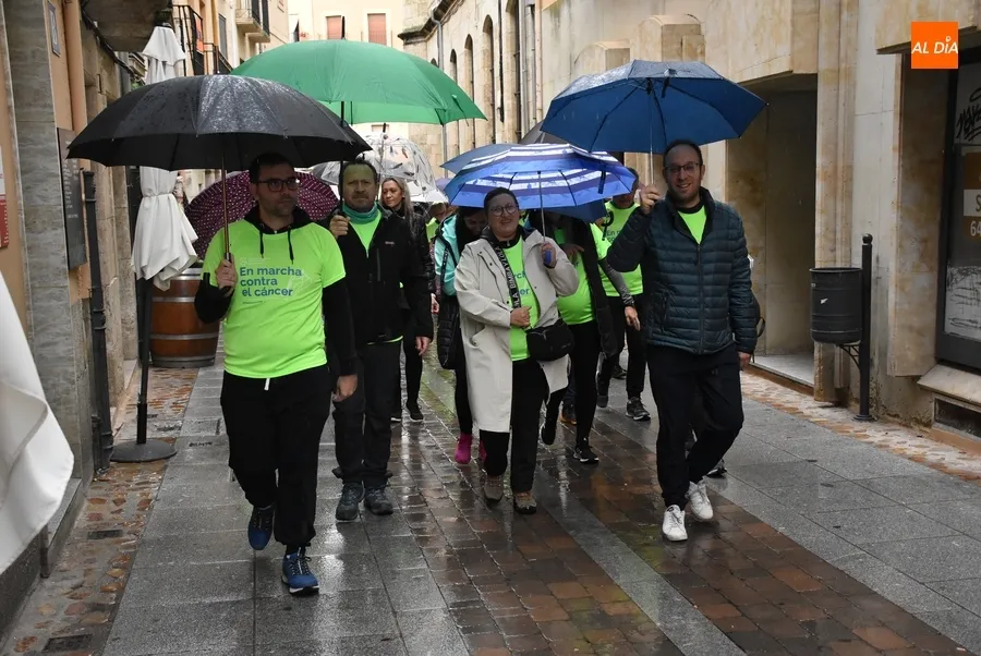 Foto 7 - Casi 300 personas participan en el estreno pasado por agua de la Marcha contra el c&aacute;ncer
