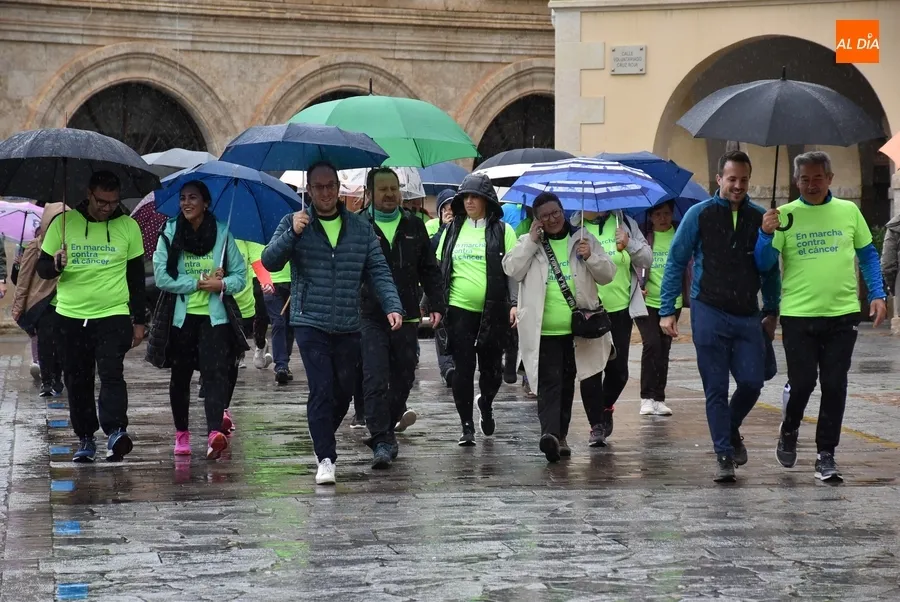 Foto 8 - Casi 300 personas participan en el estreno pasado por agua de la Marcha contra el c&aacute;ncer