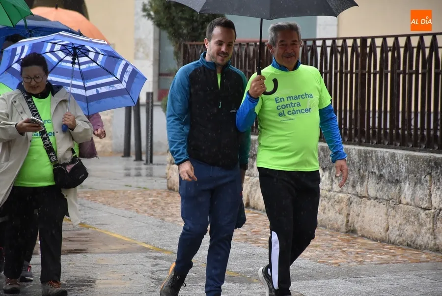 Foto 9 - Casi 300 personas participan en el estreno pasado por agua de la Marcha contra el c&aacute;ncer