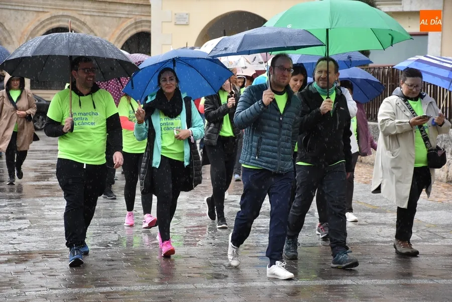 Foto 10 - Casi 300 personas participan en el estreno pasado por agua de la Marcha contra el c&aacute;ncer